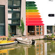 Wohngebäude bei einem Gewässer in Amsterdam, Energieausweis für Gebäude