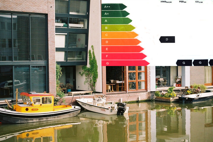 Wohngebäude bei einem Gewässer in Amsterdam, Energieausweis für Gebäude