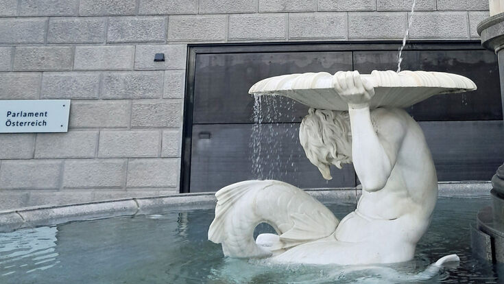 Teilansicht des Pallas Athene-Brunnen vor dem Parlament in Wien, Sitz des Nationalrates von Österreich
