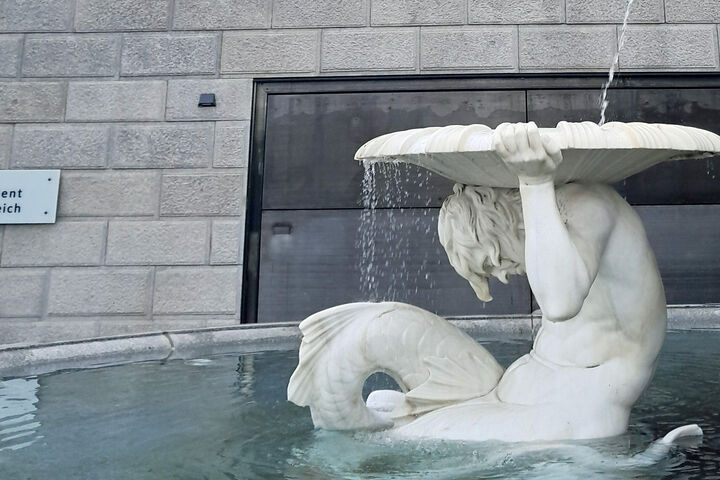 Teilansicht des Pallas Athene-Brunnen vor dem Parlament in Wien, Sitz des Nationalrates von Österreich
