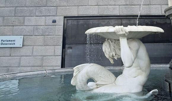 Teilansicht des Pallas Athene-Brunnen vor dem Parlament in Wien, Sitz des Nationalrates von Österreich