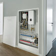 Wohnungsstationen Flow 7002 von Bosch in der Wand eines Wohnraumes