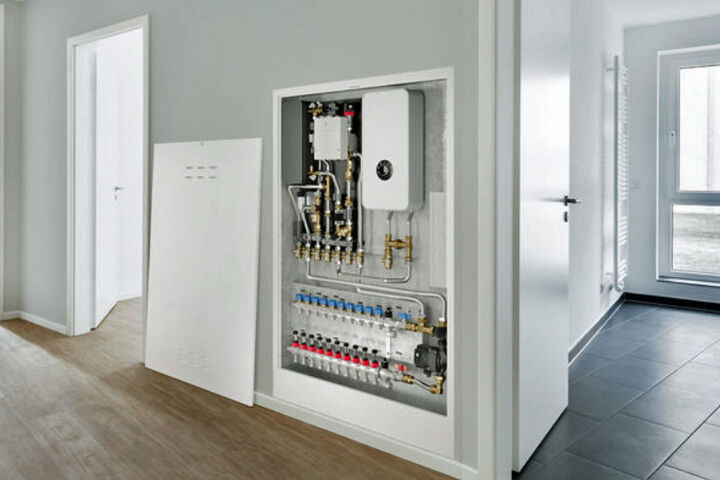 Wohnungsstationen Flow 7002 von Bosch in der Wand eines Wohnraumes