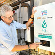 Monteur bei einem Vaillant Gas-Brennwertgeräte Vaillant ecoTEC plus VC, das mit 100 % Wasserstoff betrieben wird