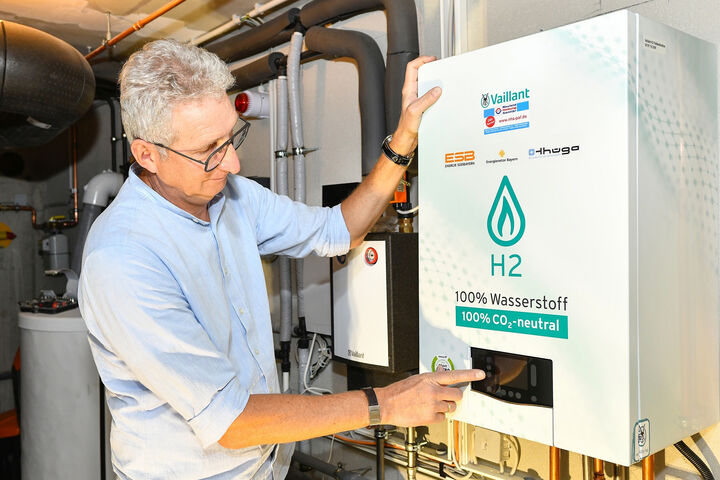 Monteur bei einem Vaillant Gas-Brennwertgeräte Vaillant ecoTEC plus VC, das mit 100 % Wasserstoff betrieben wird