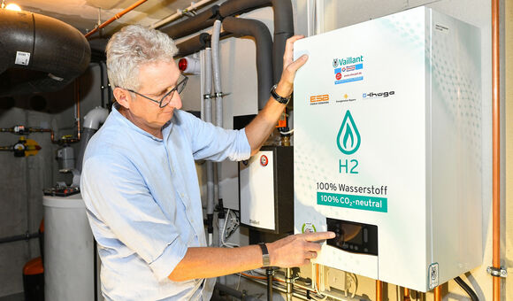 Monteur bei einem Vaillant Gas-Brennwertgeräte Vaillant ecoTEC plus VC, das mit 100 % Wasserstoff betrieben wird