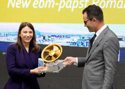 Frank Mayer überreicht Delia Ungur eine goldene Version des ersten in Rumänien gefertigten Ventilators