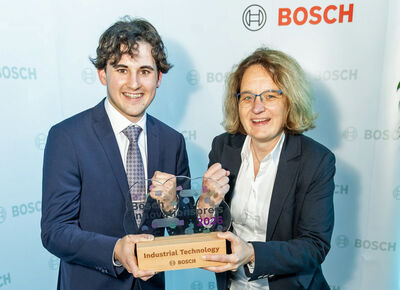Moritz Hajek von der HTL Braunau mit DI Dr. Gerda Schneeberger (Direktorin HTL Braunau)