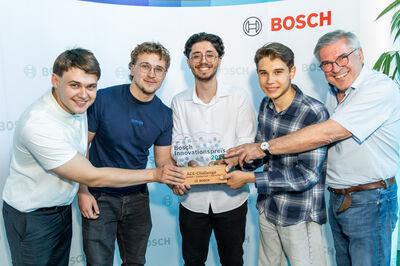 Maksymilian Jamroz, Osman Kilic, Hamzalija Mutapcic, Herbert Wirthner mit DI Dieter Bärnthaler, alle von der HTL TGM Wien
