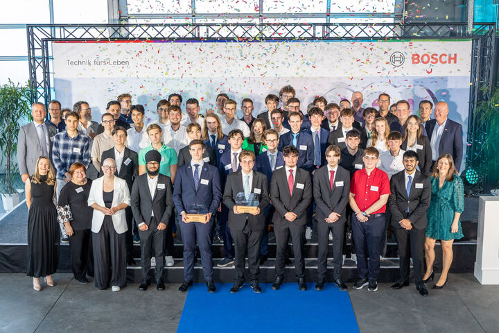 Teilnehmer der 19 Abschlussarbeiten mit Siegern des Bosch Innovationspreises 2026 und der Fachjury