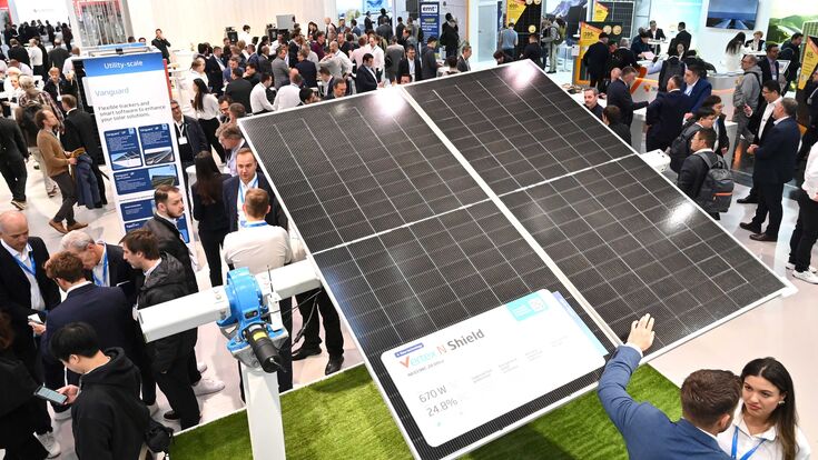 Blick in einer der Hallen der Intersolar Europe in München