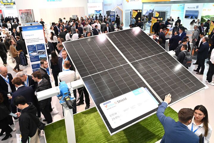 Blick in einer der Hallen der Intersolar Europe in München