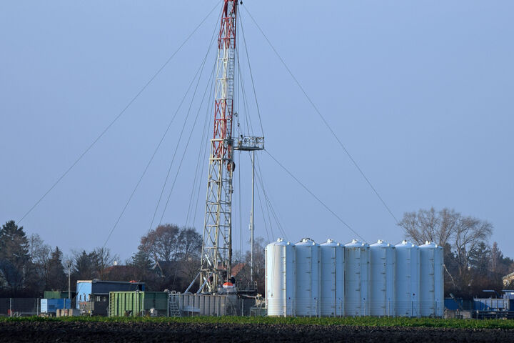 Bohrturm-Anlage, mit der nach heißem Wasser in Wien-Essling gebohrt wurde