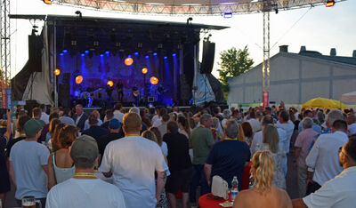 Gäste/ Kunden/ Lieferanten bei der Bühne beim Sommerfest von Red-Ring und Neussl in Vösendorf