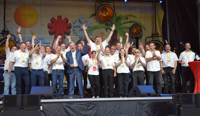 Die Teams von RED-RING und NEUSSL auf der Bühne beim Sommerfest
