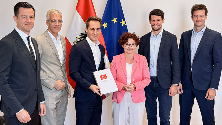 Mitglieder des neu gegründeten Bundesverband Energiespeicher Österreich mit Präsident Christoph Schmidt (Präsident BEÖ) und  Staatssekretärin Elisabeth