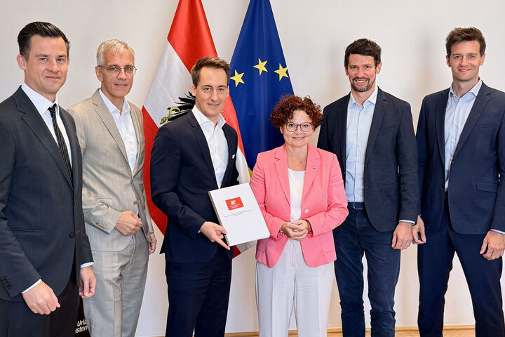 Mitglieder des neu gegründeten Bundesverband Energiespeicher Österreich mit Präsident Christoph Schmidt (Präsident BEÖ) und  Staatssekretärin Elisabeth