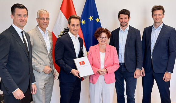 Mitglieder des neu gegründeten Bundesverband Energiespeicher Österreich mit Präsident Christoph Schmidt (Präsident BEÖ) und  Staatssekretärin Elisabeth
