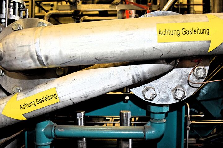Gasleitungen in einer Biogas-Anlage in Österreich