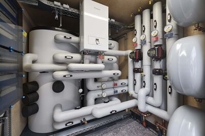Innenansicht des Hydraulikmoduls der Energy Unit beim Renovierungsprojekt der DOGEWO21