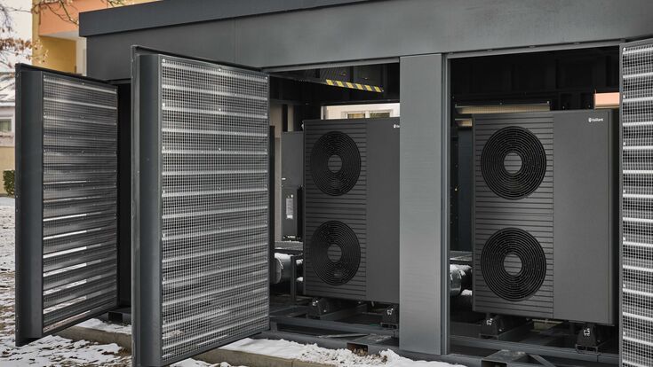 Energy Unit mit einigen Vaillant Luft-/Wasser-Wärmepumpen in einer Einhausung zum Schallreduktion beim Renovierungsprojekt der DOGEWO21 (Dortmunder Gesellschaft für Wohnen)
