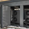Energy Unit mit einigen Vaillant Luft-/Wasser-Wärmepumpen in einer Einhausung zum Schallreduktion beim Renovierungsprojekt der DOGEWO21 (Dortmunder Gesellschaft für Wohnen)