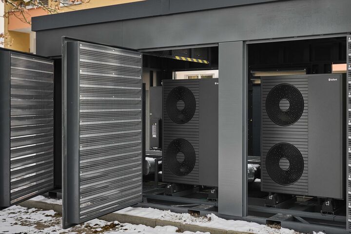 Energy Unit mit einigen Vaillant Luft-/Wasser-Wärmepumpen in einer Einhausung zum Schallreduktion beim Renovierungsprojekt der DOGEWO21 (Dortmunder Gesellschaft für Wohnen)