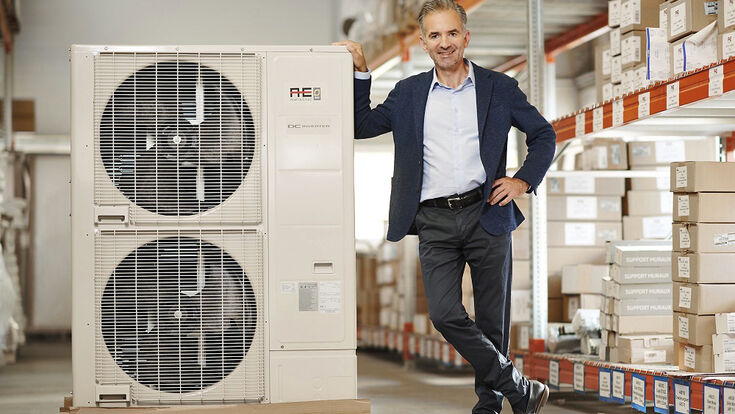 Martin Hagleitner, CEO der Austria Email AG, bei der Außeneinheit einer Wärmepumpe