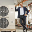 Martin Hagleitner, CEO der Austria Email AG, bei der Außeneinheit einer Wärmepumpe