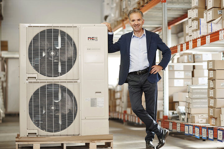 Martin Hagleitner, CEO der Austria Email AG, bei der Außeneinheit einer Wärmepumpe