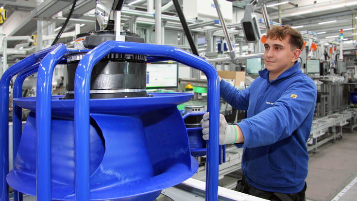 Mitarbeiter von Ziehl-Abegg mit einem soeben produzierten Ventilator