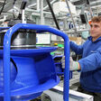 Mitarbeiter von Ziehl-Abegg mit einem soeben produzierten Ventilator