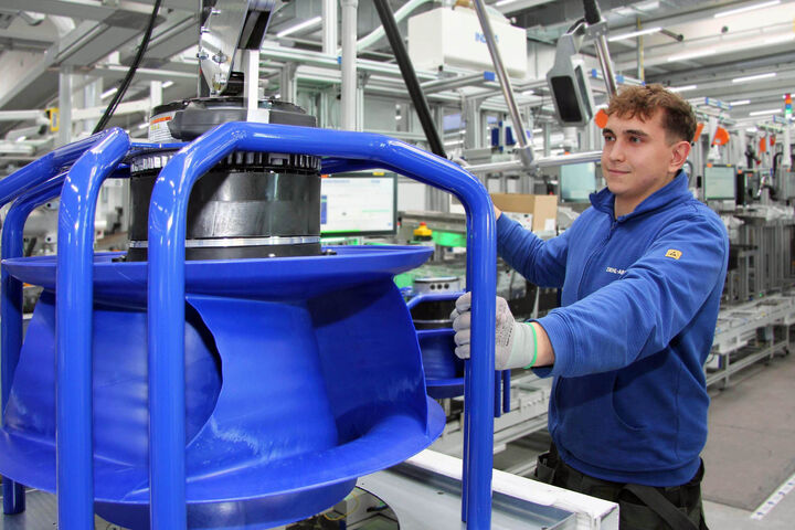Mitarbeiter von Ziehl-Abegg mit einem soeben produzierten Ventilator