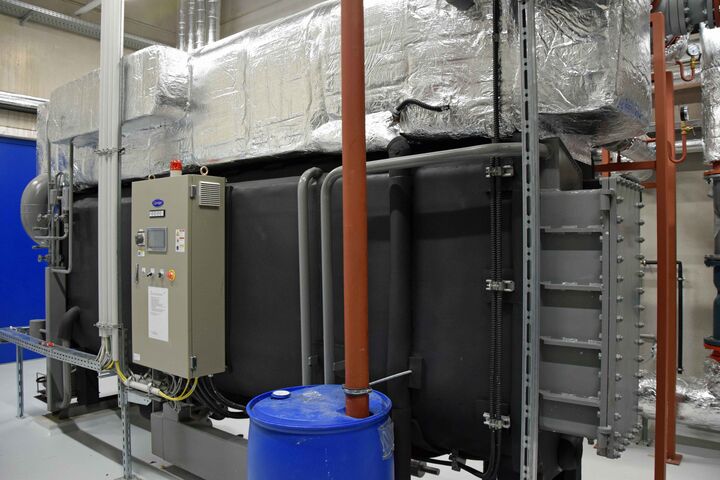 Blick auf eine Absorptionsanlage, die mit Abwärme kaltes Wasser zur Kühlung erzeugt