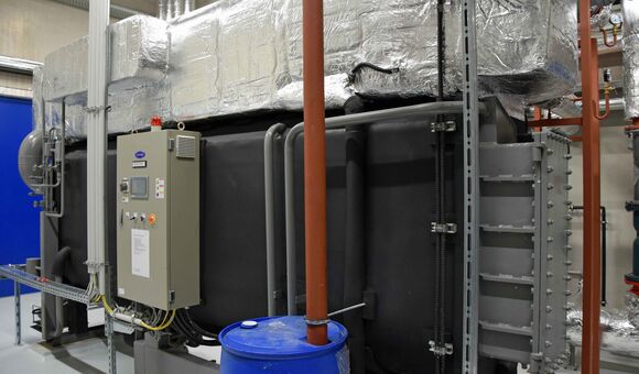 Blick auf eine Absorptionsanlage, die mit Abwärme kaltes Wasser zur Kühlung erzeugt