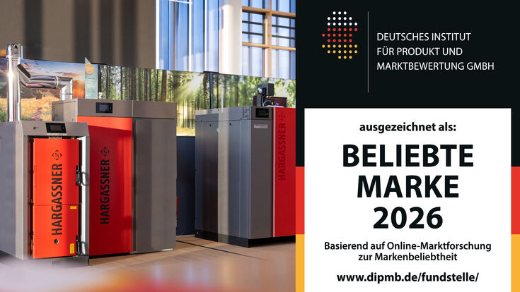 Hargassner Ausstellungsraum mit Heizkesseln; Siegel „Beliebte Marke 2026“ des Deutschen Instituts für Produkt- und Marktbewertung
