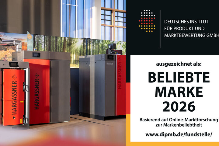 Hargassner Ausstellungsraum mit Heizkesseln; Siegel „Beliebte Marke 2026“ des Deutschen Instituts für Produkt- und Marktbewertung