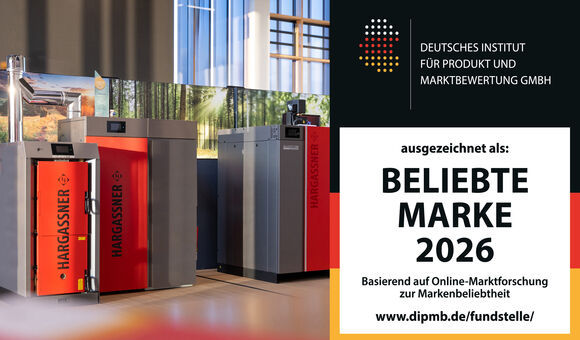 Hargassner Ausstellungsraum mit Heizkesseln; Siegel „Beliebte Marke 2026“ des Deutschen Instituts für Produkt- und Marktbewertung