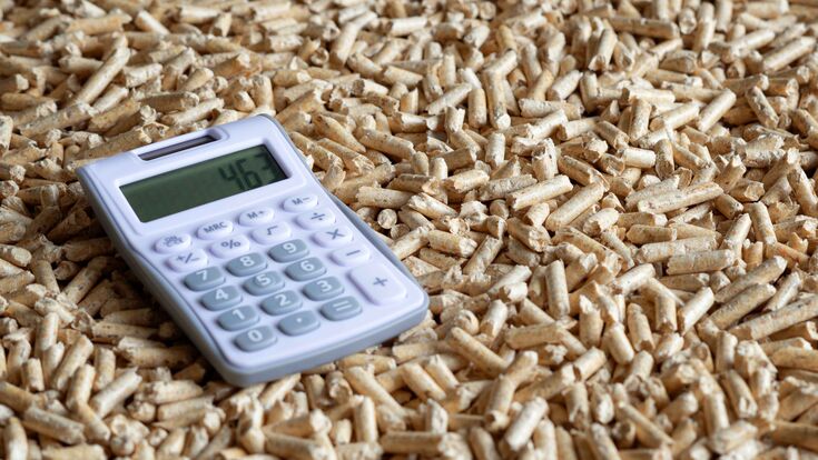 Pellets zum Heizen und ein Taschenrechner