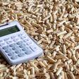 Pellets zum Heizen und ein Taschenrechner