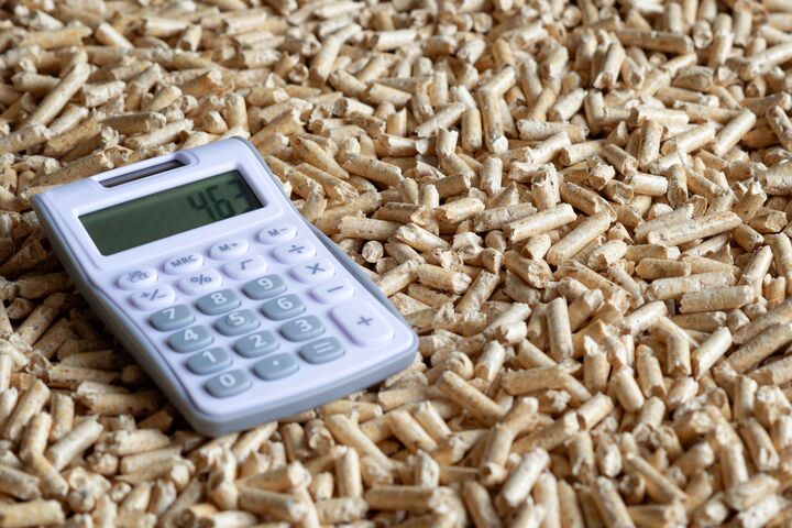 Pellets zum Heizen und ein Taschenrechner