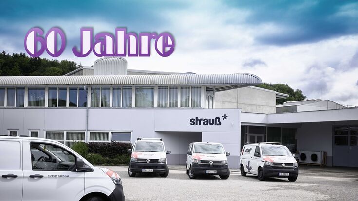 Blick auf das Firmengelände mit Fahrzeugen von Kälte-und Klimatechnik Strauß in Thalgau/,Salzburg und Schriftzug 60 Jahre