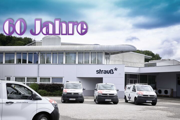 Blick auf das Firmengelände mit Fahrzeugen von Kälte-und Klimatechnik Strauß in Thalgau/,Salzburg und Schriftzug 60 Jahre