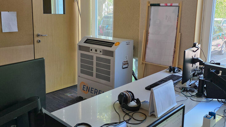 Inneneinheit eines gemieteten Split-Klimagerätes von Enerent Austria in einem Radiostudio von Kronehit