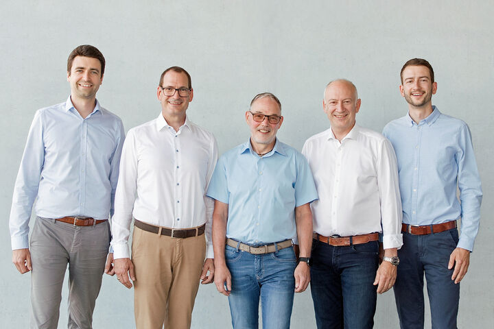 Hörburger Energietechnik stellt die Weichen für die Zukunft: David Hörburger (ganz rechts) und Christoph Gruber (ganz links) folgen auf Betram Hörburger (zweiter von rechts) und Klaus Hämmerle (Mitte). Simon Hörburger (zweiter von links) bleibt dritter Geschäftsführer.