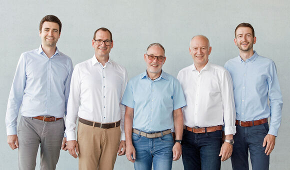 Hörburger Energietechnik stellt die Weichen für die Zukunft: David Hörburger (ganz rechts) und Christoph Gruber (ganz links) folgen auf Betram Hörburger (zweiter von rechts) und Klaus Hämmerle (Mitte). Simon Hörburger (zweiter von links) bleibt dritter Geschäftsführer.
