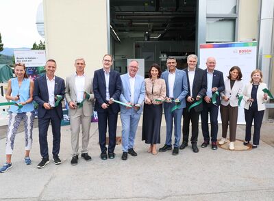 Methanol Infrastruktur-Eröffnung im Bosch-Werk Hallein am 15.07.2026 (v.l.): Irene Schulte (Geschäftsführerin IV Salzburg), Peter Eder (Präsident Arbeiterkammer Salzburg), Kurt Schattauer (Stv. Entwicklungschef Werk Hallein), Stefan Schenk (Weltweiter Bosch Geschäftsbereichsleiter), Alexander Stangassinger (Bürgermeister Hallein), Karoline Edtstadler (Landeshauptfrau Salzburg), Amadeep Singh (Kaufmännischer Werksleiter Bosch Hallein), Christian Sander (technischer Werksleiter Bosch Hallein), Helmut Weinwurm (Vorsitzender der Geschäftsführung Bosch Österreich), Monika Vogl (Bezirkshauptfrau Hallein) und Marianne Kusejko (Vizepräsidentin Wirtschaftskammer Salzburg).