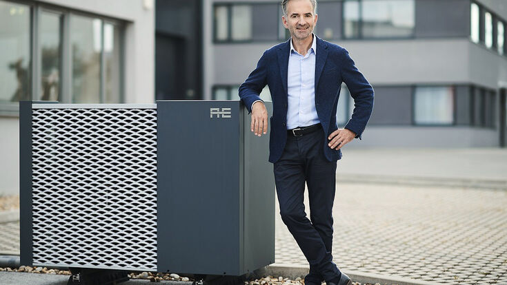 Martin Hagleitner, CEO der Austria Email AG, bei der Außeneinheit einer Wärmepumpe