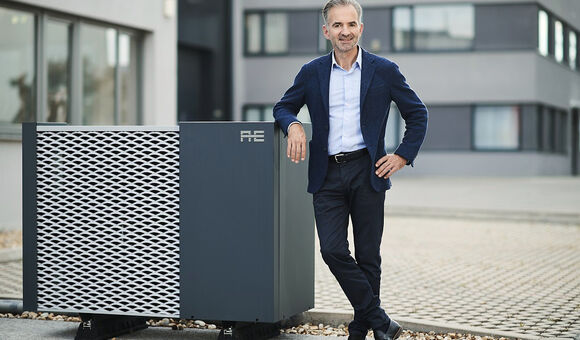 Martin Hagleitner, CEO der Austria Email AG, bei der Außeneinheit einer Wärmepumpe