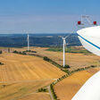 windmühle windenergie windpark windkraftanlage windenergieanlage draufsicht drohnenfoto energiewende erneuerbare energien feld gondel himmel himmel blau klima klimaschutz luftbild maschinenhaus mühle natur positiv schäfchenwolken schön turm von oben vestas wea windbranche windkraft windrad wolken südwind nordex blau